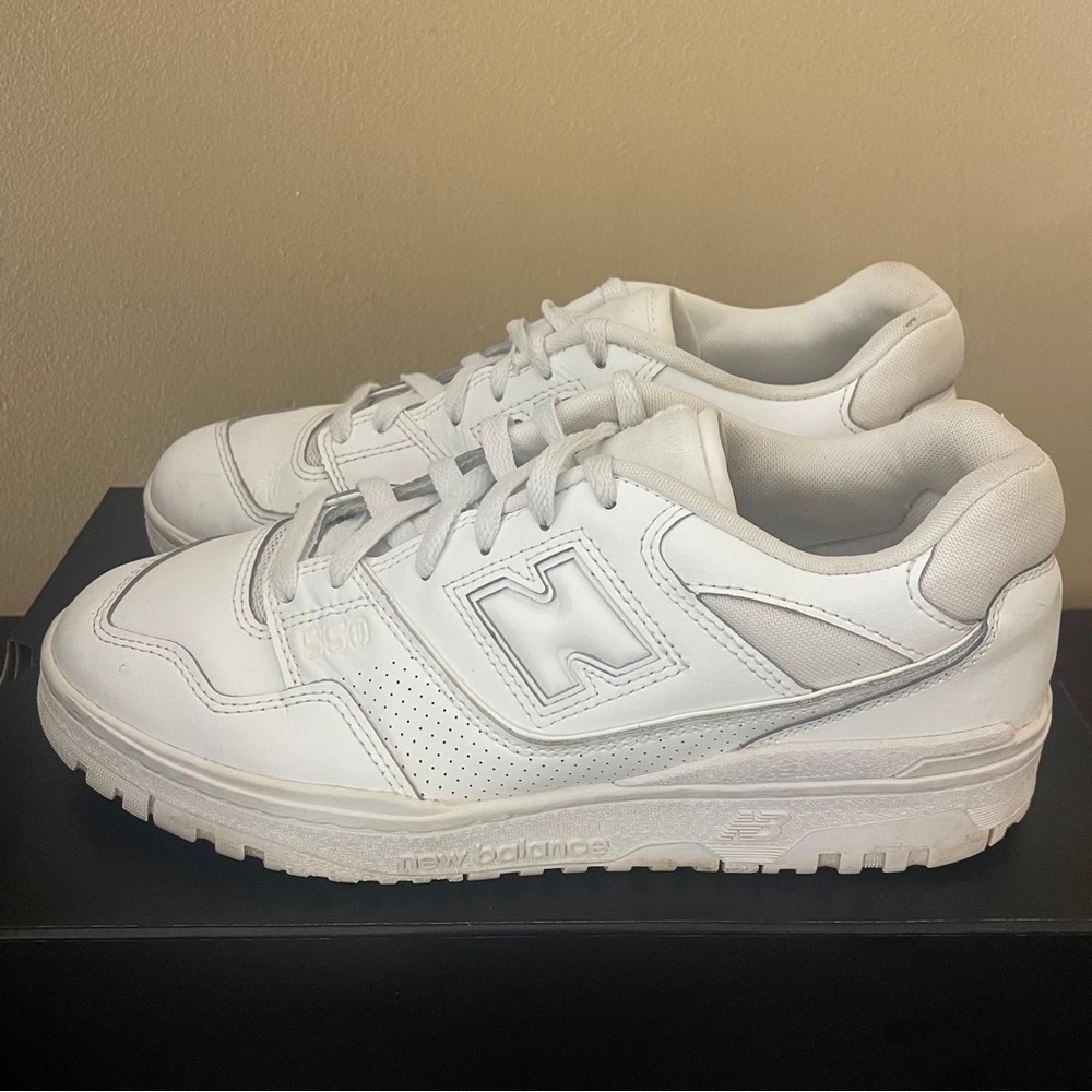 New Balance 550 Triple White
Leather Retro Basketball Sneakers
BB550PB1 Mens